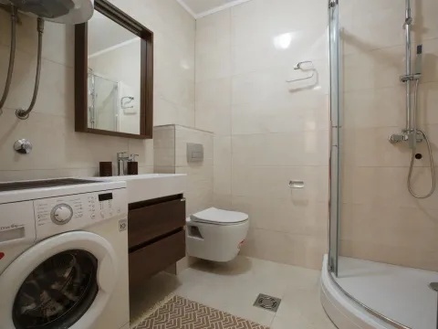 Izdavanje, dvosoban stan, 60m², Dobrota, Kotor - image 15