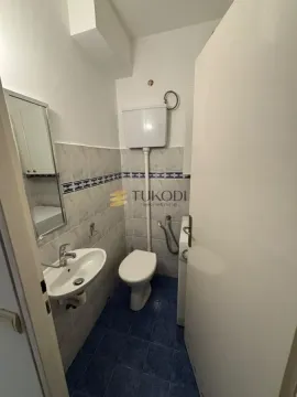 Manje kupatilo sa umivaonikom, WC šoljom i pločicama. - image 4