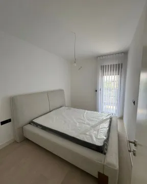 Spavaća soba sa bračnim krevetom i izlazom na terasu. - image 7
