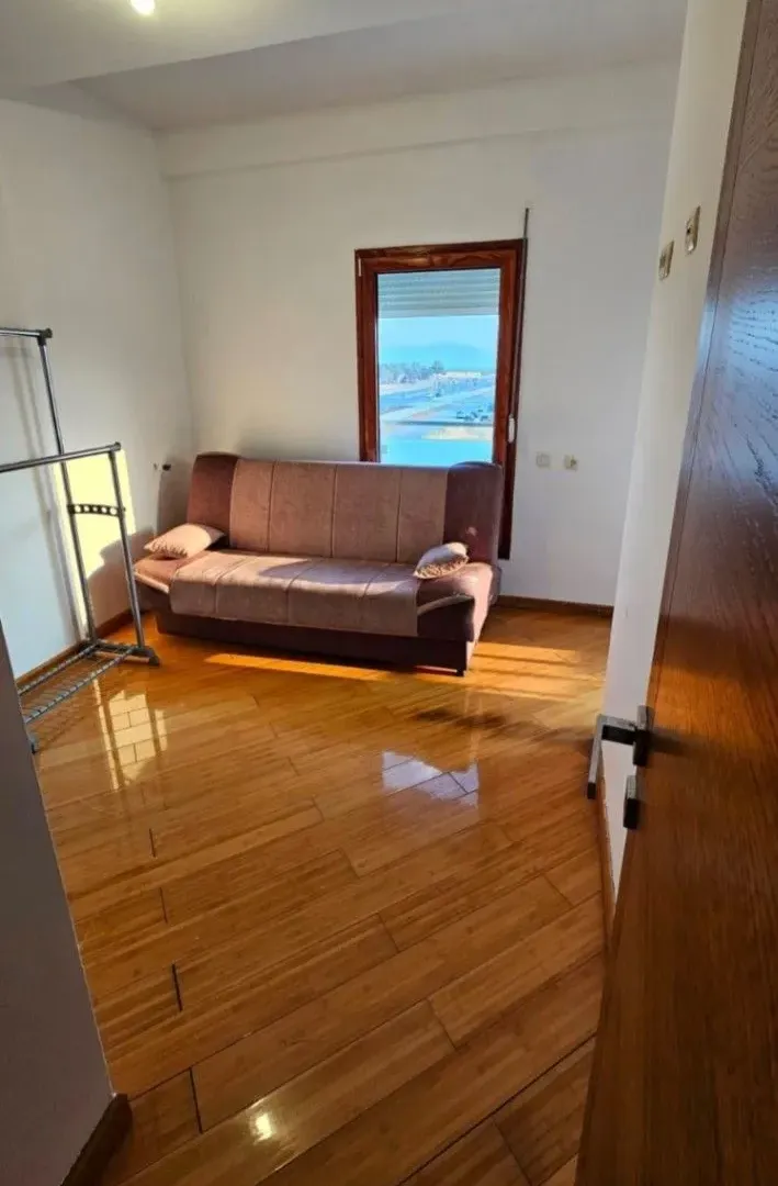 Izdavanje, dvosoban stan, 64m², Stari Aerodrom, Podgorica
