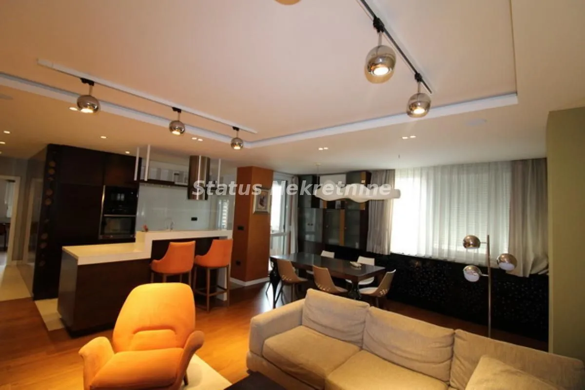 Prodaja, četvorosoban stan, 113m², Centar, Novi Sad