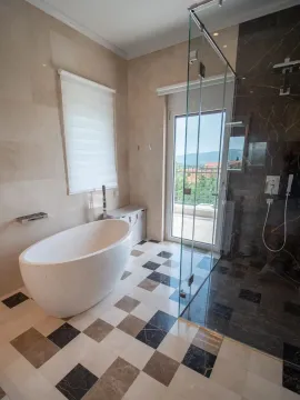 Moderne kupatilo sa samostojećom kadom, velikom tuš kabinom i izlazom na terasu. - image 38