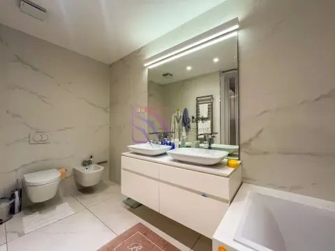 Moderne kupatilo sa dva umivaonika, kadom i wc šoljom. - image 14