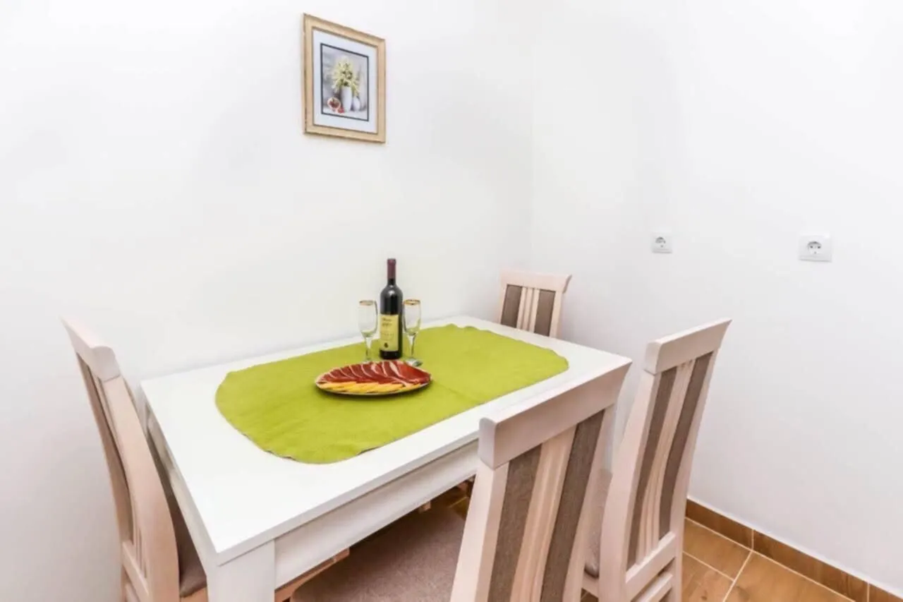 Izdavanje, jednosoban stan, 40m², Centar, Tivat