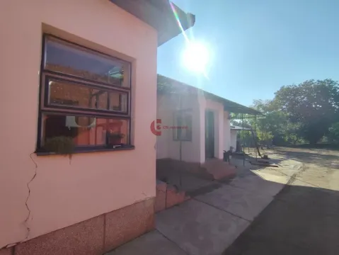 Pogled na spoljašnjost kuće sa dvorištem. - image 4