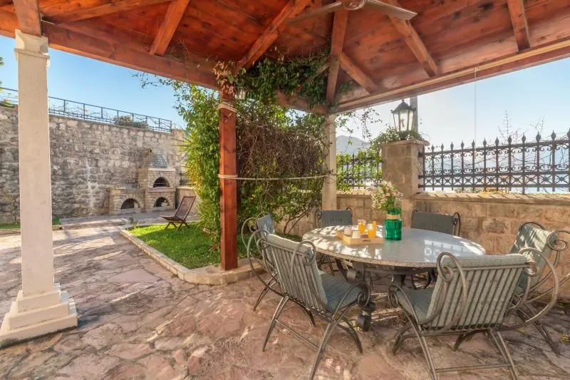 Rent, house, 292m², Kotor, Crna Gora