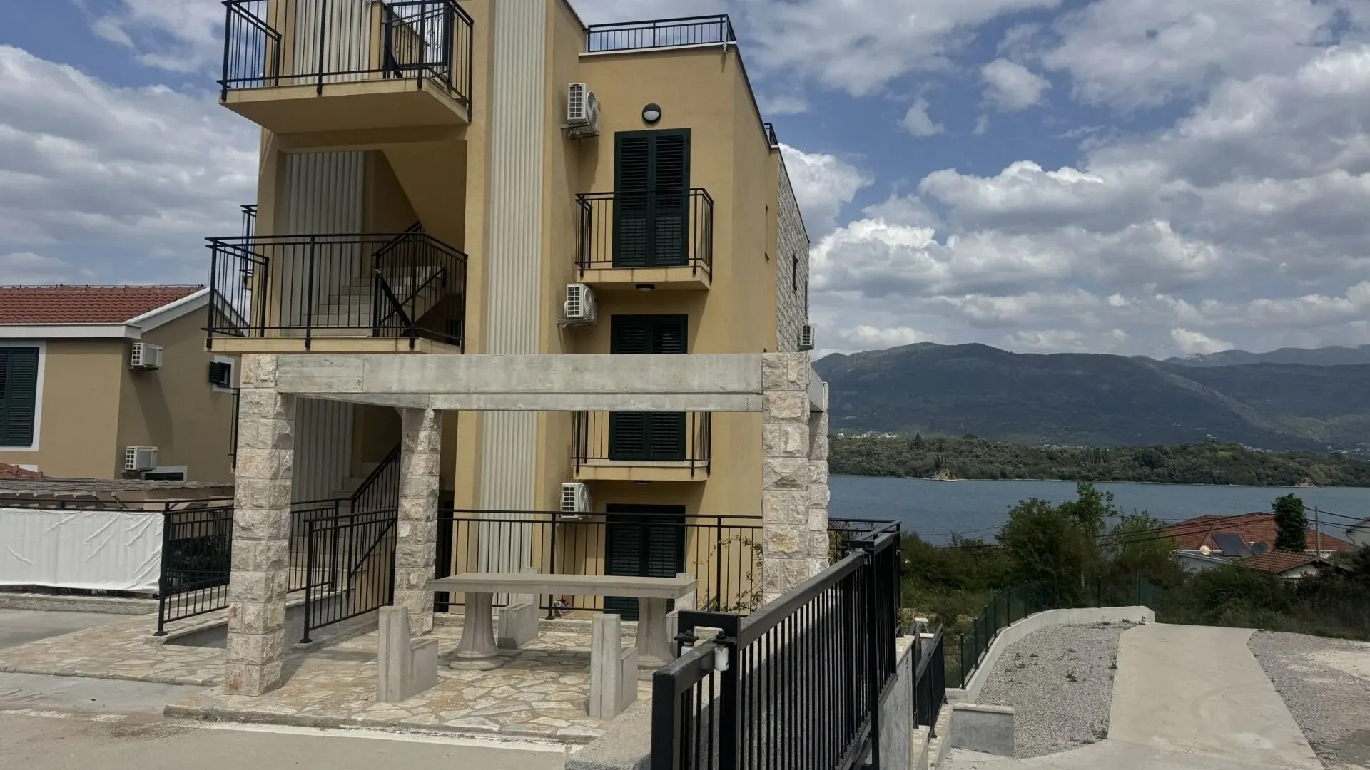 Prodaja, trosoban stan, 100m², Obala Đuraševića, Tivat
