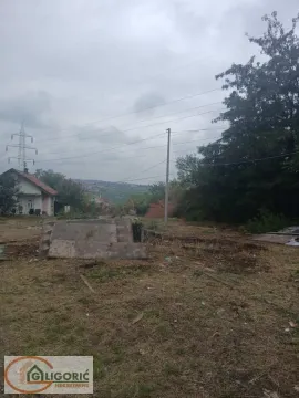 Pogled na plac sa zelenilom i okolnim objektima. - image 3