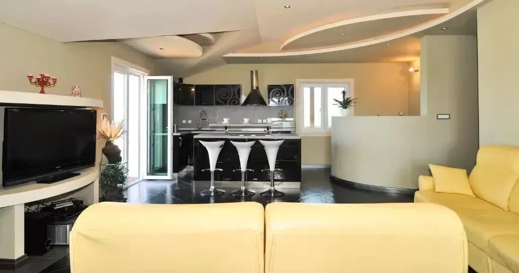 Izdavanje, stan, 120m², Tivat, Crna Gora