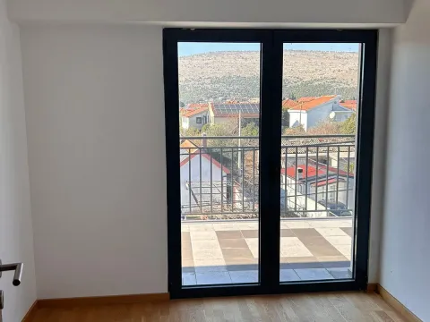 Izdavanje, četvorosoban stan, 150m², Tološi, Podgorica - image 8