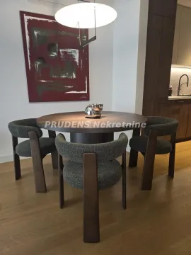 Trpezarija sa okruglim stolom i modernim stolicama. - image 2