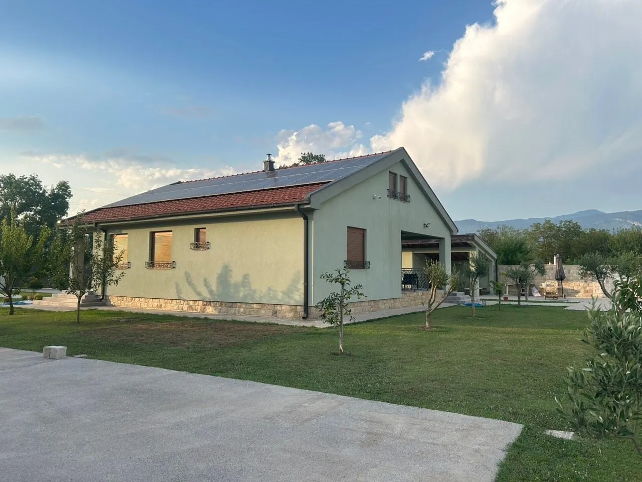 Izdavanje, kuća, 220m², Ćurilac, Danilovgrad