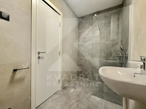 Moderno opremljeno kupatilo sa tuš kabinom i umivaonikom. - image 7
