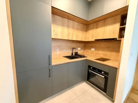 Moderna kuhinja sa sivim elementima i drvenim detaljima. - image 7