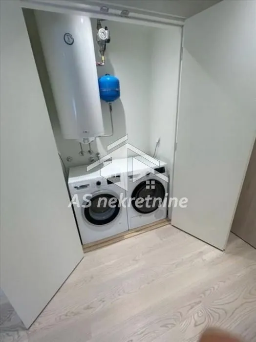 Izdavanje, četvorosoban stan, 111m², Savski Venac, Beograd
