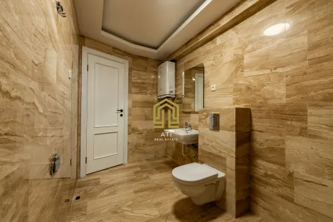 Moderno opremljeno kupatilo sa keramičkim pločicama u tonovima mermera. - image 20