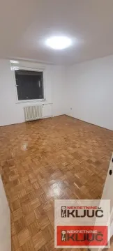Prazna soba sa parketom na podu i prozorom. - image 2