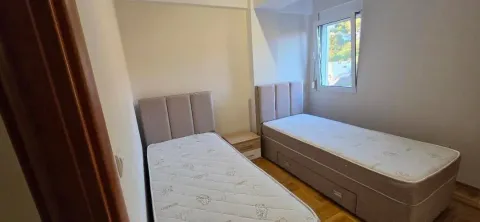 Spavaća soba sa dva odvojena kreveta i prozorom. - image 10