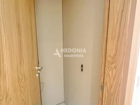 Izdavanje, poslovni prostor, 94m², Kalenić Pijaca, Vračar Sve Podlokacije - image 16