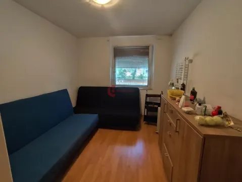 Manja soba sa dva kreveta na rasklapanje i drvenom komodom. - image 6