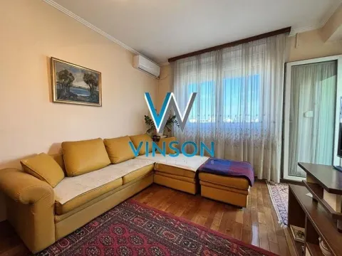 Dnevna soba sa ugaonom garniturom, tepihom i izlazom na terasu. - image 10