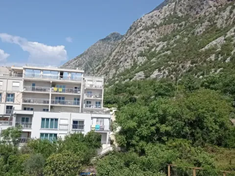 Izdavanje, dvosoban stan, 81m², Dobrota, Kotor - image 6