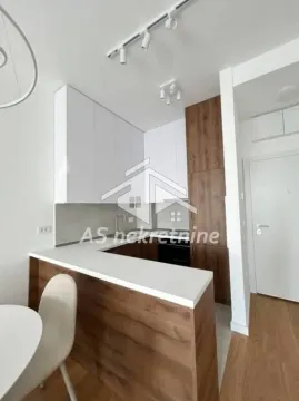 Moderna kuhinja sa šankom i drvenim detaljima. - image 7