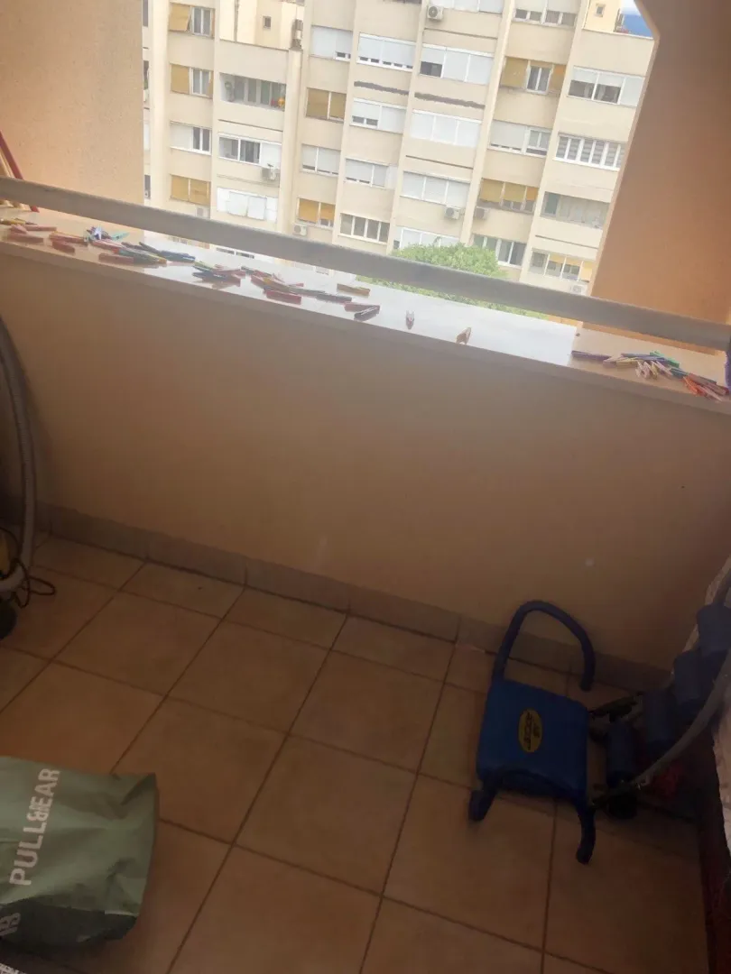 Pogled sa balkona stambene zgrade.