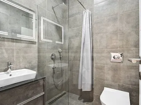Savremeno opremljeno kupatilo sa tuš kabinom, umivaonikom i ugradnom sanitarijom. - image 13