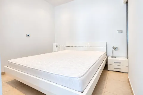 Svijetla spavaća soba sa bijelim krevetom i noćnim stočićem. - image 7