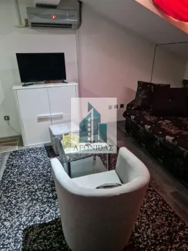 Manja dnevna soba sa garniturom, televizorom i klima uređajem. - image 6