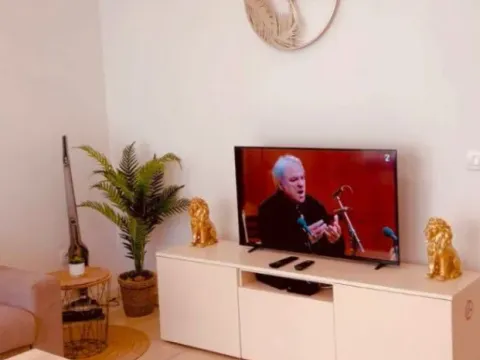 Izdavanje, jednosoban stan, 48m², Tivat, Crna Gora