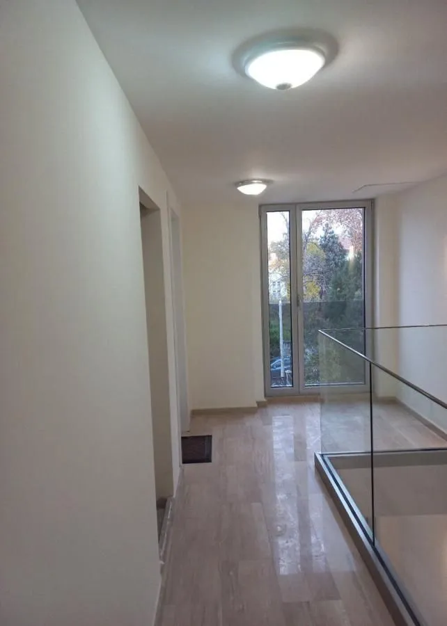 Izdavanje, četvorosoban stan, 155m², Savski Venac, Beograd