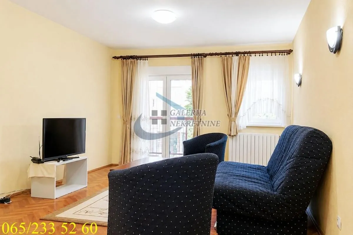 Prodaja, dvosoban stan, 72m², Centar, Inđija