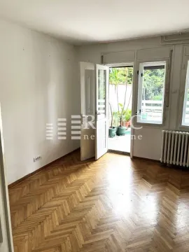Prazna soba sa parketom i izlazom na terasu. - image 3