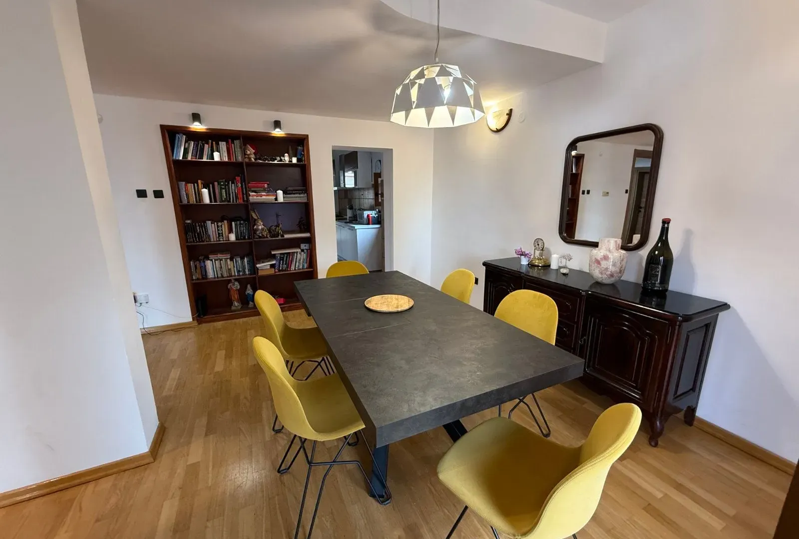 Izdavanje, stan, 300m², Gorica C, Podgorica
