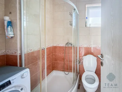 Kupatilo sa tuš kabinom, WC šoljom i veš mašinom. - image 9