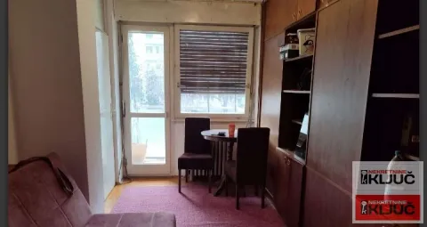 Dnevna soba sa garniturom, trpezarijskim stolom i ugradnim ormarom. - image 9