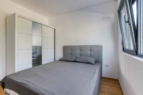 Spavaća soba sa bračnim krevetom i ugradnim ormarom sa ogledalom. - image 18