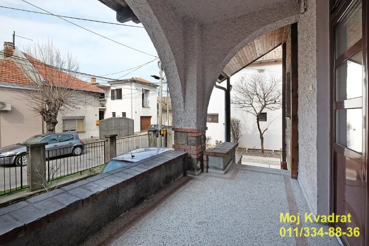 Izdavanje, četvorosoban stan, 77m², Dušanovac, Voždovac Sve Podlokacije