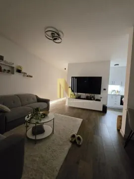 Dnevna soba sa garniturom, stočićem i televizorom. - image 8