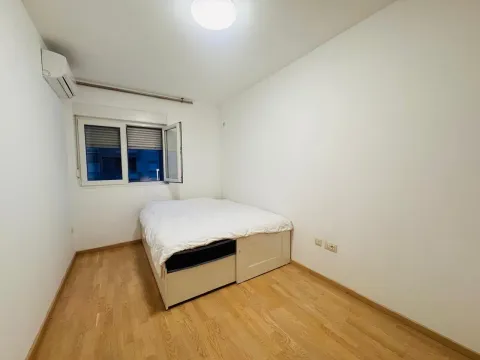 Spavaća soba sa bračnim krevetom, parketom i prozorom. - image 8