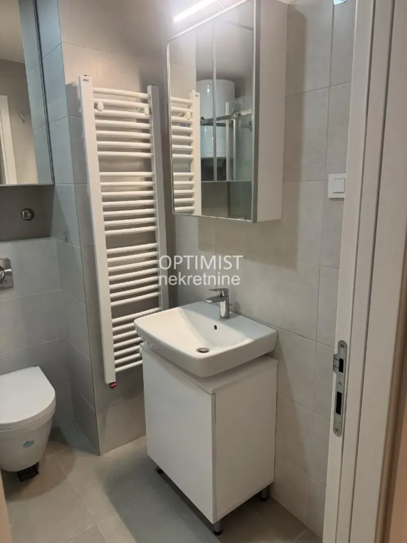 Pogled na kupatilo sa umivaonikom, ogledalom i WC šoljom.