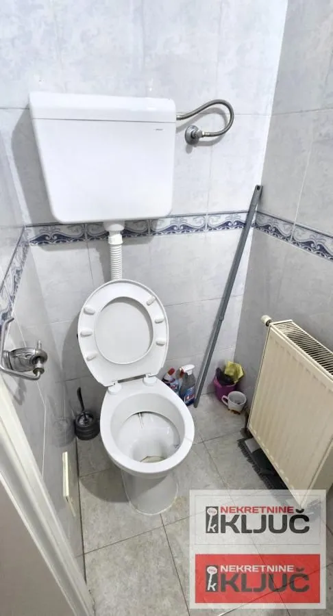 Pogled na kupatilo sa WC šoljom i radijatorom.