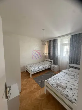 Spavaća soba sa dva kreveta za jednu osobu i prozorom. - image 10