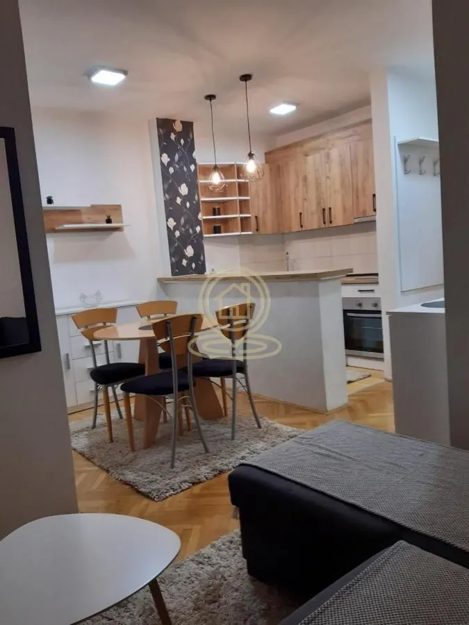 Izdavanje, jednosoban stan, 39m², Bulevar Oslobodjenja, Novi Sad Sve Podlokacije