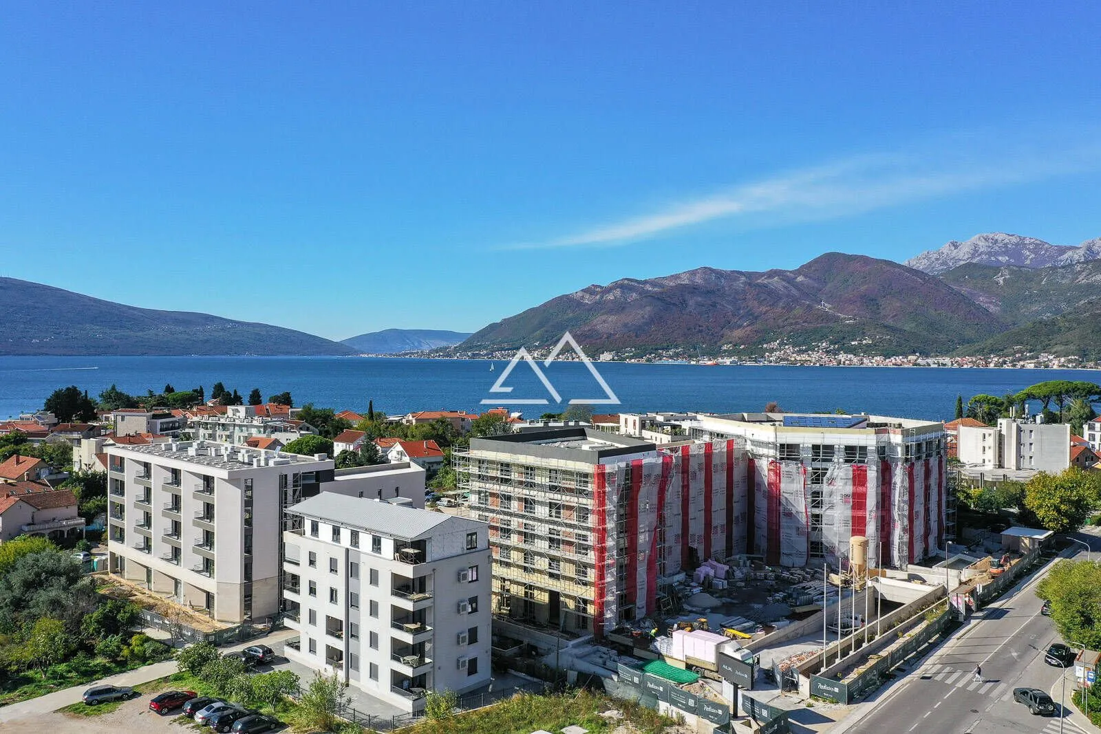 Pogled iz vazduha na stambeni kompleks u izgradnji blizu obale mora.