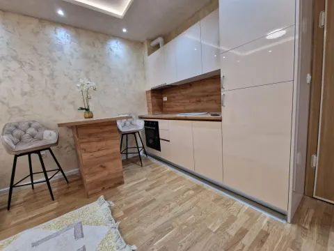 Moderna kuhinja sa ugradnim elementima i trpezarijskim stolom sa stolicama. - image 9