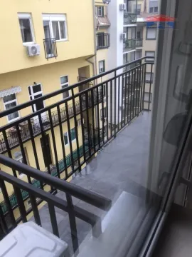 Pogled sa balkona na okolne zgrade i dvorište. - image 3