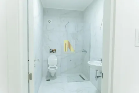 Moderno opremljeno kupatilo sa tuš kabinom i mermernim pločicama. - image 7